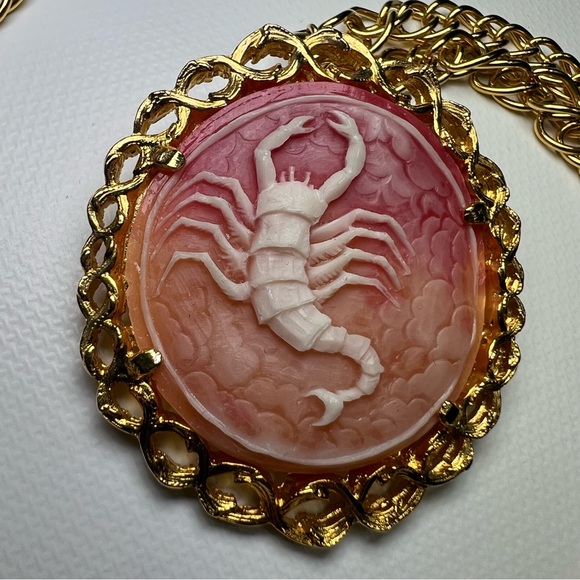 Judy Lee scorpion round pendant gold tone necklace - Picture 4 of 7